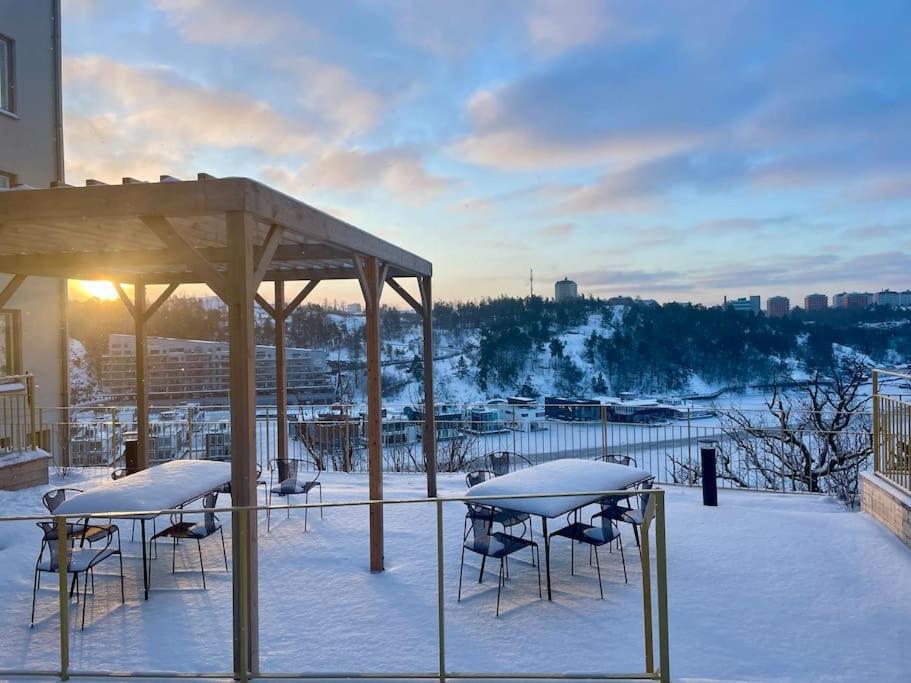 Newly Built Bright Apartment, Close To Everything If You Want To Visit Stockholm, You Will Find The Perfect Accommodation Here! Ferry Line 80 Makes It Very Convenient And Easy To Get To The City Center Nacka Zewnętrze zdjęcie