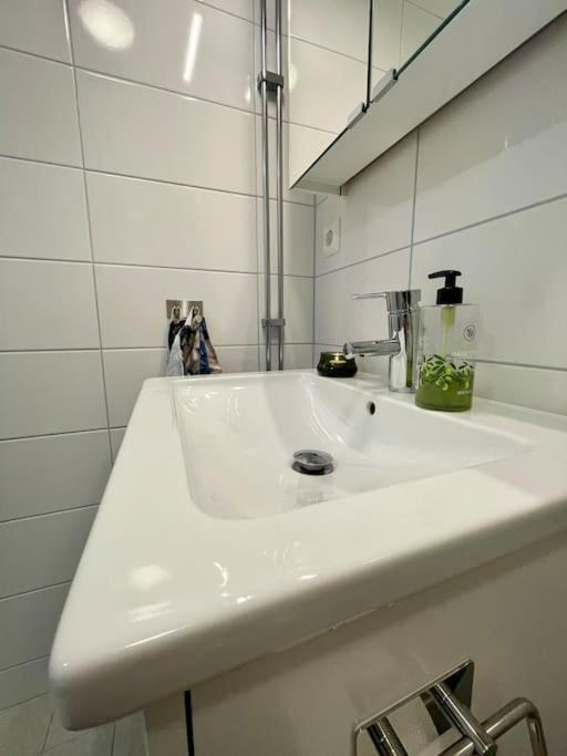 Newly Built Bright Apartment, Close To Everything If You Want To Visit Stockholm, You Will Find The Perfect Accommodation Here! Ferry Line 80 Makes It Very Convenient And Easy To Get To The City Center Nacka Zewnętrze zdjęcie