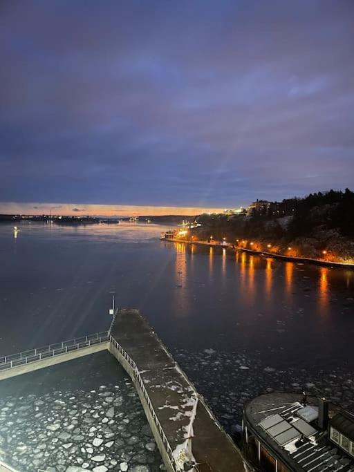 Newly Built Bright Apartment, Close To Everything If You Want To Visit Stockholm, You Will Find The Perfect Accommodation Here! Ferry Line 80 Makes It Very Convenient And Easy To Get To The City Center Nacka Zewnętrze zdjęcie